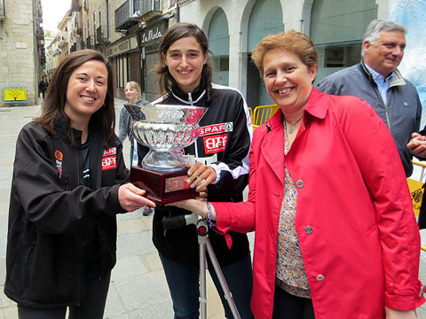 Oferiment de la copa a la regidora d'Educaci&oacute; i Esports, Isabel Murad&agrave;s
