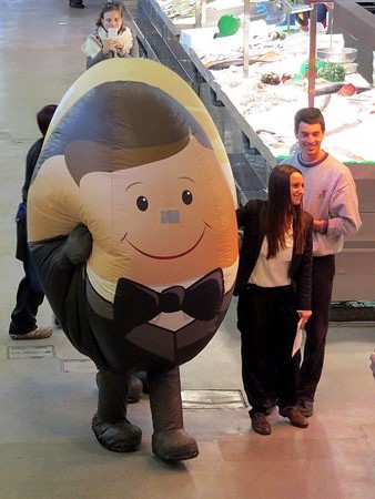 La Clara i el Moreno, mascotes de la campanya, al Mercat del Lle&oacute;