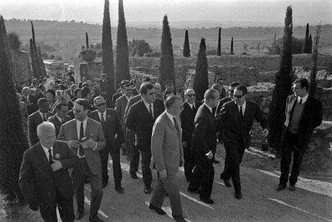 III Assemblea d'Institucions Culturals de les Diputacions Espanyoles. Visita al jaciment d'Ullastret. A primer terme, al centre, el president de la Diputaci&oacute; de Girona, Pere Ordis Llach. 1968