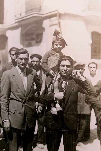 Nena que representa la República en algun moment de la manifestació a Reus