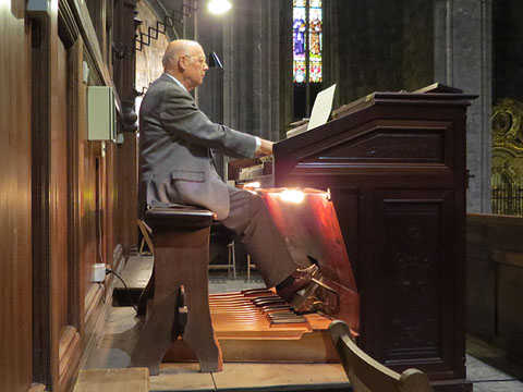 L'organista de la Catedral, mossèn Frederic Pujol, donant un concert a l'acabament de la presentació del projecte