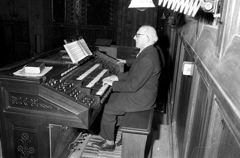 L'organista de la Catedral tocant durant la missa. 4 de febrer de 1968