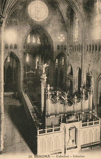 Interior de la Catedral de Girona. En primer terme, l'orgue i el cor. 1900-1930