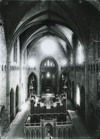 Nau central de la Catedral de Girona. En primer terme, l'orgue i el cor. 1910-1920