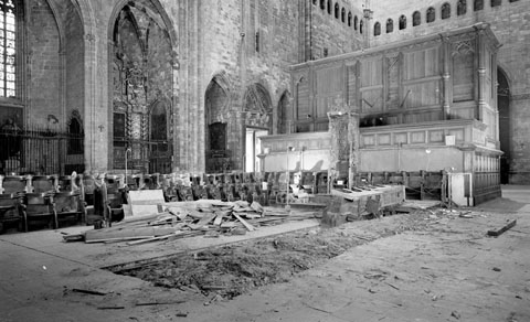 Tasques de desmuntatge del cadirat del cor de la Catedral de Girona. 6 de novembre 1974
