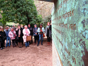 Apadrinament de l'escultura '50 anys del Diari d'Anne Frank' als Jardins del doctor Figueras