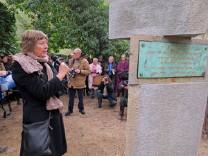 Apadrinament de l'escultura '50 anys del Diari d'Anne Frank' als Jardins del doctor Figueras