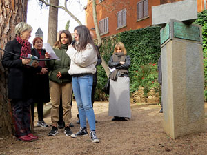 Apadrinament de l'escultura '50 anys del Diari d'Anne Frank' als Jardins del doctor Figueras