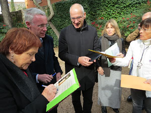 Apadrinament de l'escultura '50 anys del Diari d'Anne Frank' als Jardins del doctor Figueras
