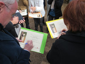 Apadrinament de l'escultura '50 anys del Diari d'Anne Frank' als Jardins del doctor Figueras