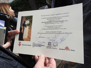 Apadrinament de l'escultura '50 anys del Diari d'Anne Frank' als Jardins del doctor Figueras