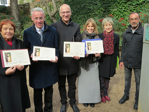 Fotografia de l'apadrinament, amb els signants, la presidenta dels Amics de la Unesco a Girona, i l'autor de l'escultura