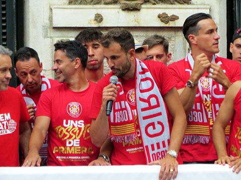 El jugador del Girona FC Christian Stuani durant el seu parlament al balc&oacute; de l'Ajuntament