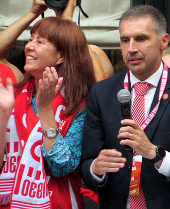 Celebraci&oacute; a la pla&ccedil;a del Vi. Marta Madrenas, alcaldessa de Girona, i Delf&iacute; Geli, president del Girona FC