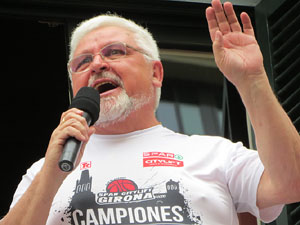 Arribada de les jugadores de l'Uni Spar Citylift a la pla&ccedil;a del Vi despr&eacute;s de proclamar-se campiones de Lliga