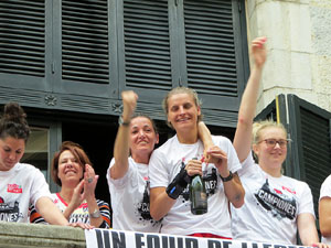 Arribada de les jugadores de l'Uni Spar Citylift a la pla&ccedil;a del Vi despr&eacute;s de proclamar-se campiones de Lliga