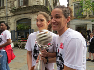 Arribada de les jugadores de l'Uni Spar Citylift a la plaça del Vi després de proclamar-se campiones de Lliga