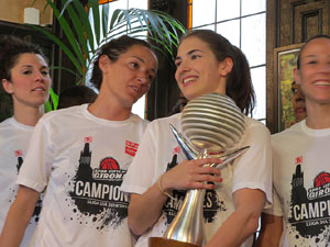 Arribada de les jugadores de l'Uni Spar Citylift a la plaça del Vi després de proclamar-se campiones de Lliga