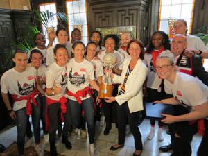 Arribada de les jugadores de l'Uni Spar Citylift a la pla&ccedil;a del Vi despr&eacute;s de proclamar-se campiones de Lliga