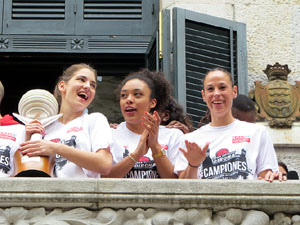 Arribada de les jugadores de l'Uni Spar Citylift a la pla&ccedil;a del Vi despr&eacute;s de proclamar-se campiones de Lliga