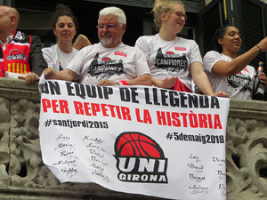 Arribada de les jugadores de l'Uni Spar Citylift a la pla&ccedil;a del Vi despr&eacute;s de proclamar-se campiones de Lliga