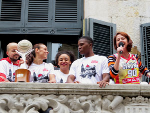 Arribada de les jugadores de l'Uni Spar Citylift a la pla&ccedil;a del Vi despr&eacute;s de proclamar-se campiones de Lliga