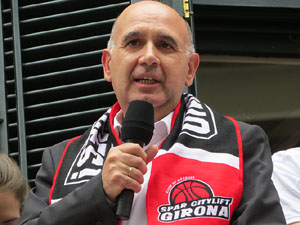 Arribada de les jugadores de l'Uni Spar Citylift a la pla&ccedil;a del Vi despr&eacute;s de proclamar-se campiones de Lliga