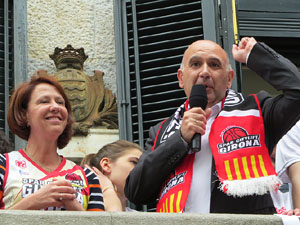 Arribada de les jugadores de l'Uni Spar Citylift a la pla&ccedil;a del Vi despr&eacute;s de proclamar-se campiones de Lliga
