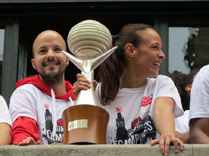 Arribada de les jugadores de l'Uni Spar Citylift a la pla&ccedil;a del Vi despr&eacute;s de proclamar-se campiones de Lliga