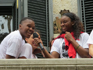 Arribada de les jugadores de l'Uni Spar Citylift a la pla&ccedil;a del Vi despr&eacute;s de proclamar-se campiones de Lliga