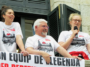 Arribada de les jugadores de l'Uni Spar Citylift a la pla&ccedil;a del Vi despr&eacute;s de proclamar-se campiones de Lliga