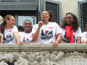 Arribada de les jugadores de l'Uni Spar Citylift a la pla&ccedil;a del Vi despr&eacute;s de proclamar-se campiones de Lliga