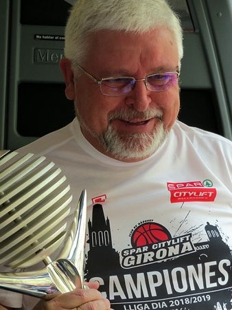 El delegat Vicenç Bordas, baixant del bus a la plaça del Vi, amb la Copa