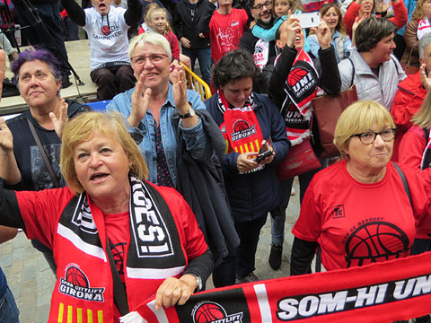 L'afició a la plaça del Vi