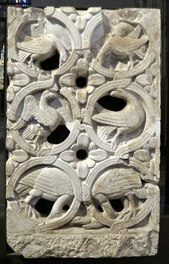 A la part inferior, representaci&oacute; d'un parell d'estru&ccedil;os