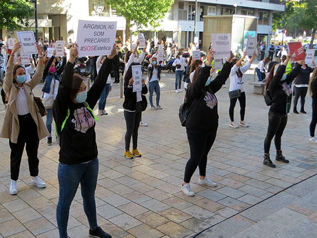 Concentraci&oacute; contra el tancament d'hostaleria i est&egrave;tica davant la seu de la Generalitat a Girona