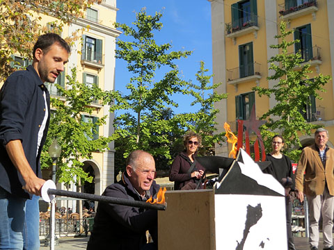 Encesa de la flama a la pla&ccedil;a de la Independ&egrave;ncia