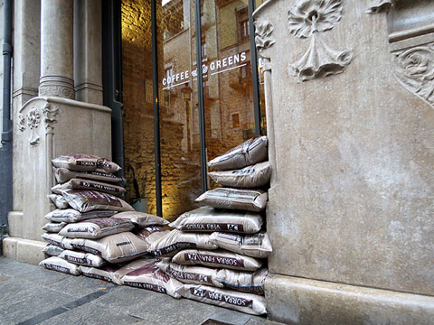 Comerços de la Rambla de la Llibertat, protegint-se d'un possible desbordament de l'Onyar. (22/01/2020)