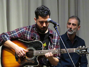 Actuaci&oacute; de l'alguer&egrave;s Davide Casu a l'escola de dansa glosa i can&ccedil;&oacute; d'arrel tradicional 'El Foment