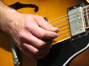 Actuaci&oacute; de l'alguer&egrave;s Davide Casu a l'escola de dansa glosa i can&ccedil;&oacute; d'arrel tradicional 'El Foment