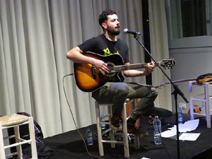 Actuaci&oacute; de l'alguer&egrave;s Davide Casu a l'escola de dansa glosa i can&ccedil;&oacute; d'arrel tradicional 'El Foment