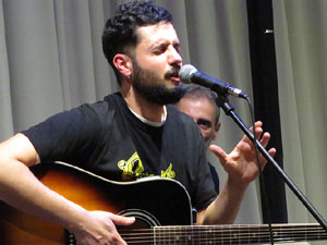 Actuaci&oacute; de l'alguer&egrave;s Davide Casu a l'escola de dansa glosa i can&ccedil;&oacute; d'arrel tradicional 'El Foment