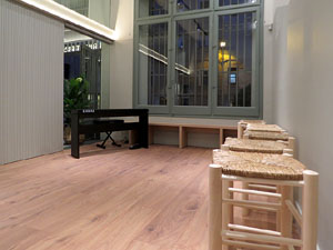 Actuaci&oacute; de l'alguer&egrave;s Davide Casu a l'escola de dansa glosa i can&ccedil;&oacute; d'arrel tradicional 'El Foment