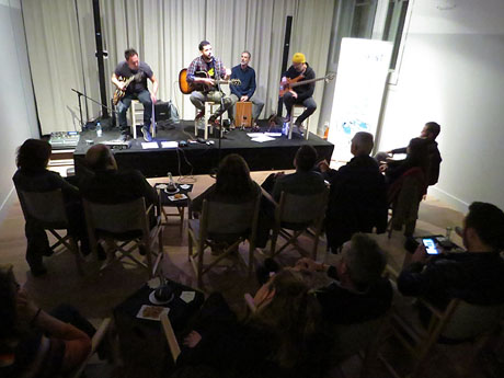 Actuaci&oacute; de l'alguer&egrave;s Davide Casu a l'escola de dansa glosa i can&ccedil;&oacute; d'arrel tradicional 'El Foment'