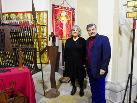Xavier Serra i Maria Teresa Gonz&aacute;lez al costat d'una de les escultures de Max Var&eacute;s