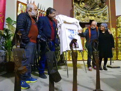 Presentaci&oacute; del Cartell. D'esquerra a dreta: &Agrave;ngel Almazan, co-autor del cartell; Xavier Serra, president dels Manaies; Jordi S. Carrera, co-autor del cartell, i Maria Teresa Gonz&aacute;lez v&iacuute;dua de Max Var&eacute;s