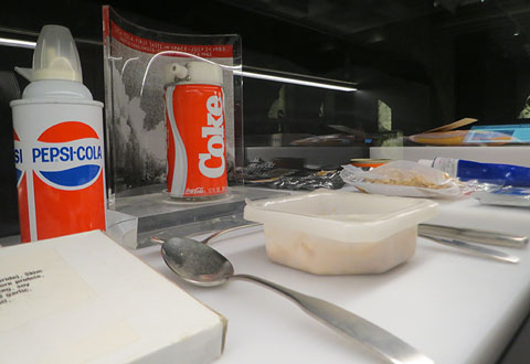 R&egrave;plica de llauna de refresc Pepsi. Experiment per enviar refrescos a l'espai. 1985