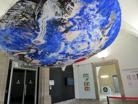 Pe&ccedil;a exposada a l'entrada de la Casa de Cultura