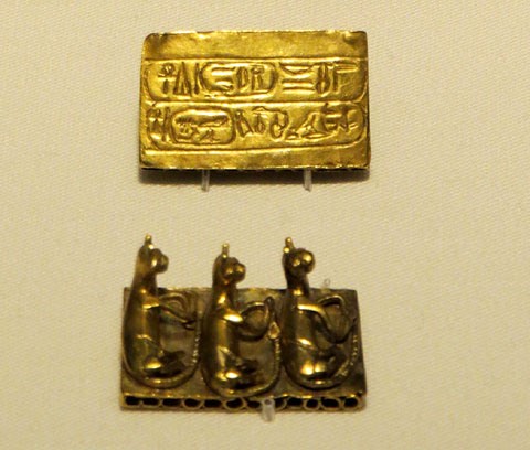 Separadors de bra&ccedil;alets decorats amb gats. Or. Dinastia XVII, regnat de Nubkheperre Antef, Ca. 1571-1560 aC. Edfu