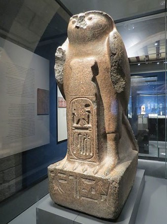 Est&agrave;tua del d&eacute;u Re-Harectes. Granit. Dinastia XIX, regnat de Ramesses II, Ca. 1279-1213 aC. Tell el-Maskhuta